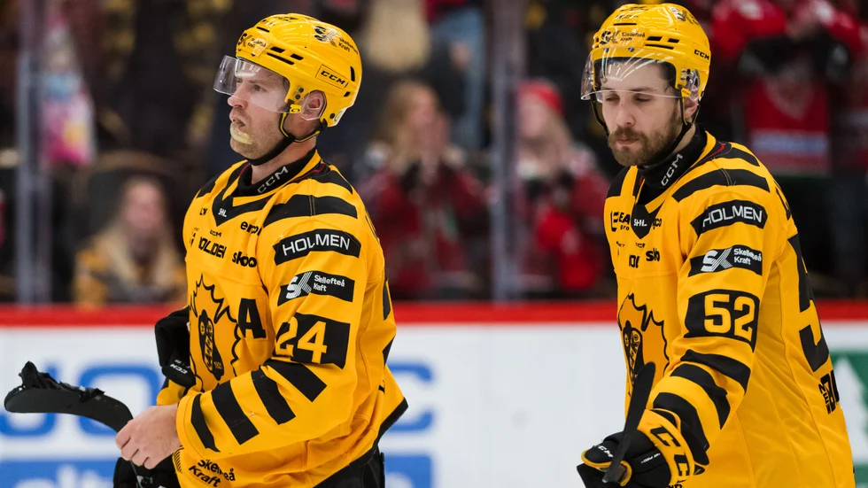 Oscar Lindberg, till vänster, gjorde AIK:s första mål i förlustmatchen mot Modo på lördagskvällen.