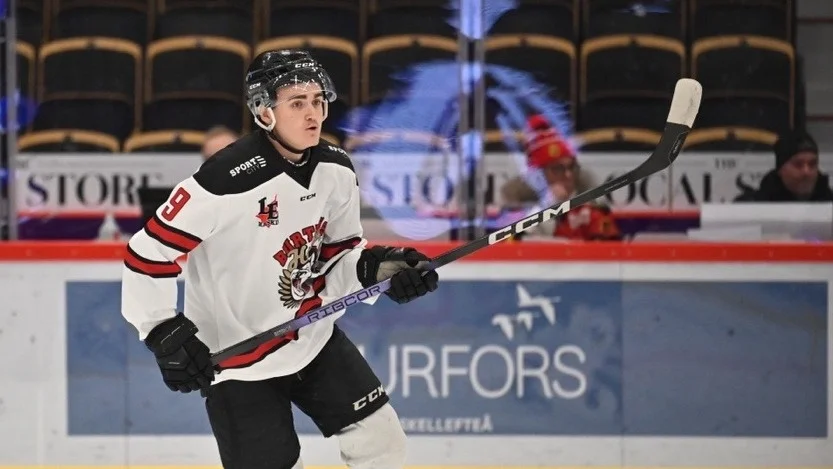 Lucas Nilsson är en offesiv spets i en av Burträsks toppkedjor. 14 poäng på de fyra inledande matcherna är 21-åringens facit. 