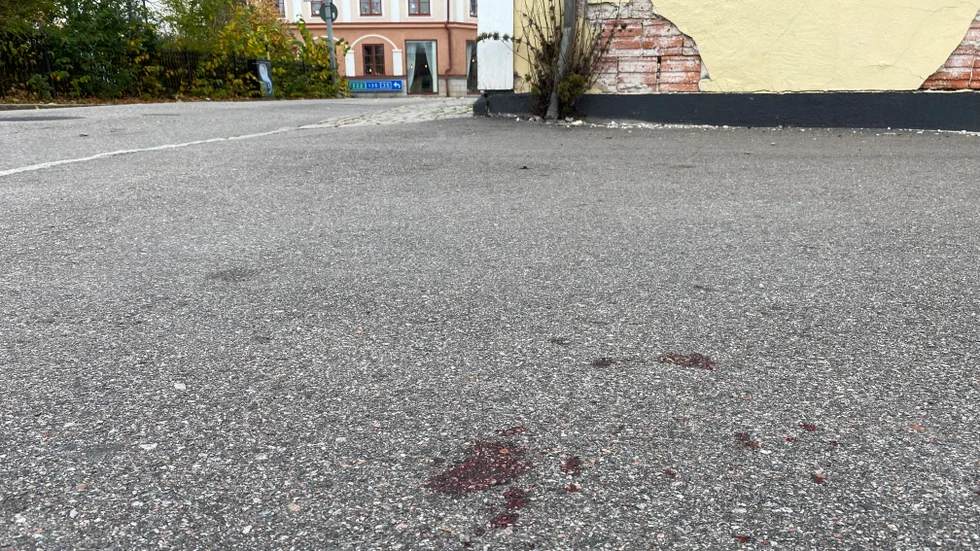 Brogatan i Gamleby, platsen för ett misstänkt mordförsök. Fläckarna är spår av blod.