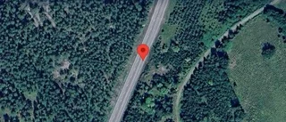 Personbil i singelolycka på E22