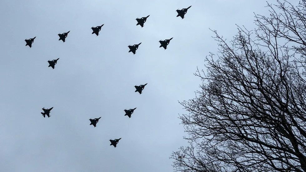 Norska flygvapnet missar den första julgransflygningen över Sverige på grund av dåligt väder. Bild från måndagen, då tolv svenska och ett danskt plan passerade över centrala Köpenhamn.