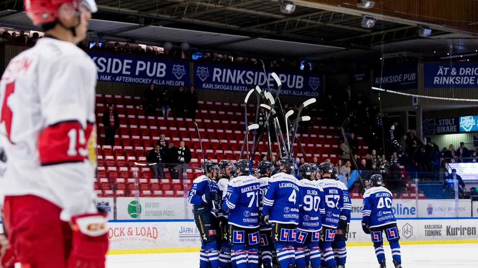 Marcus Karlström får se Karlskoga fira segern i mittcirkeln.