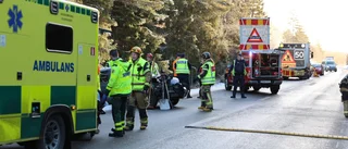 Bil körde in i vägarbetesfordon – en till sjukhus