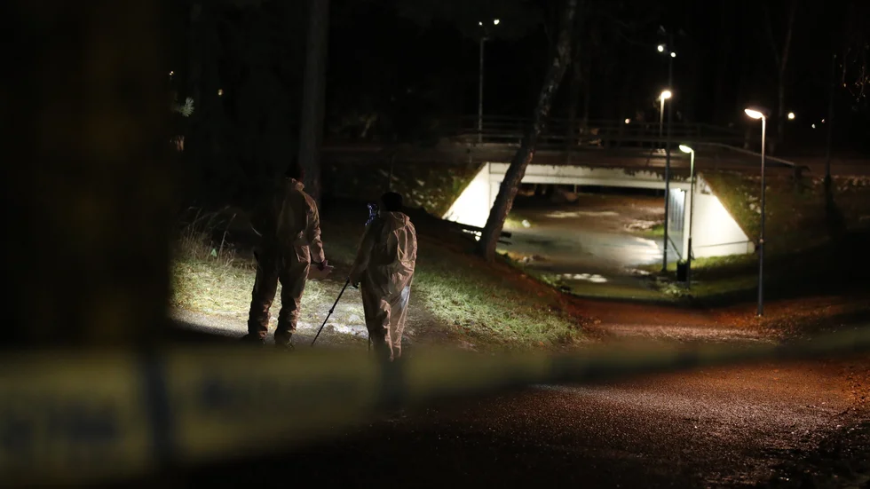 En man är anhållen på sannolika skäl misstänkt för mord efter en kvinna attackerades i Märsta under söndagskvällen.