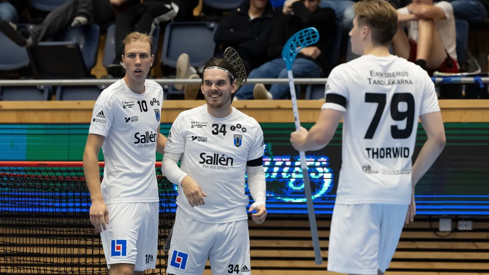 Oscar Söderquist och Alex Neumann i Sirius jublar över ett mål i derbyt mot Hagunda. Emil Thorwid är på väg att gratulera. 