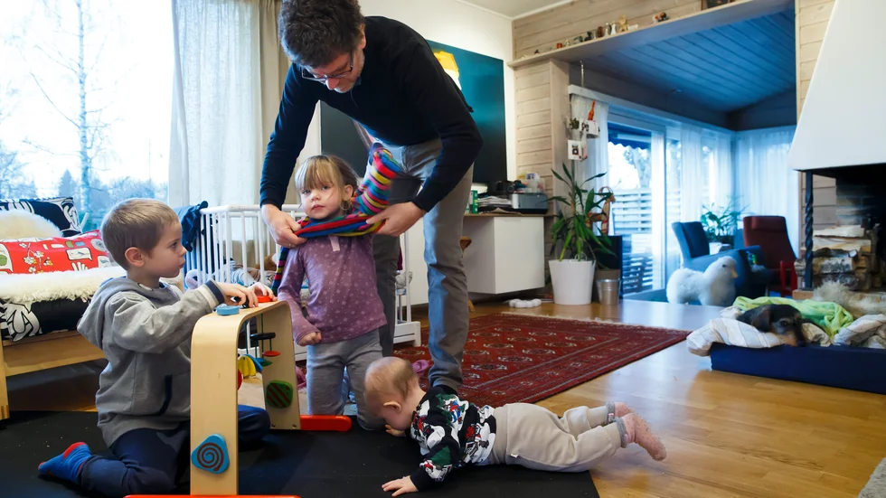 Pappaledig. Endast 30 procent av föräldradagarna tas ut av männen och 70 procent av tas ut av kvinnorna.