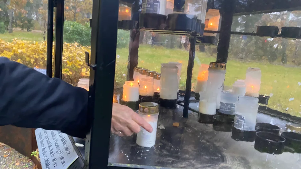 Tidigare har gravar på St Eskils kyrkogård drabbats av stölder.  Bilden är från förra årets Allhelgonahelg och har inget med stölderna att göra.
