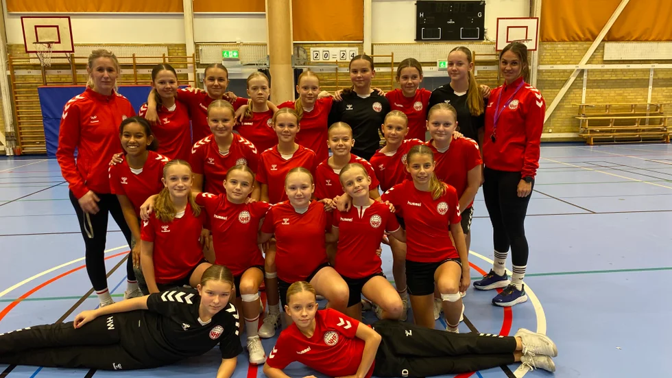 Vadstena HF:s F11-12-lag är det bra drag i. 23 spelare och fyra ledare och organisation runt laget. Handbollslaget spelar både seriespel, cuper och det för-USM som kallas Mitt-Tolvan.