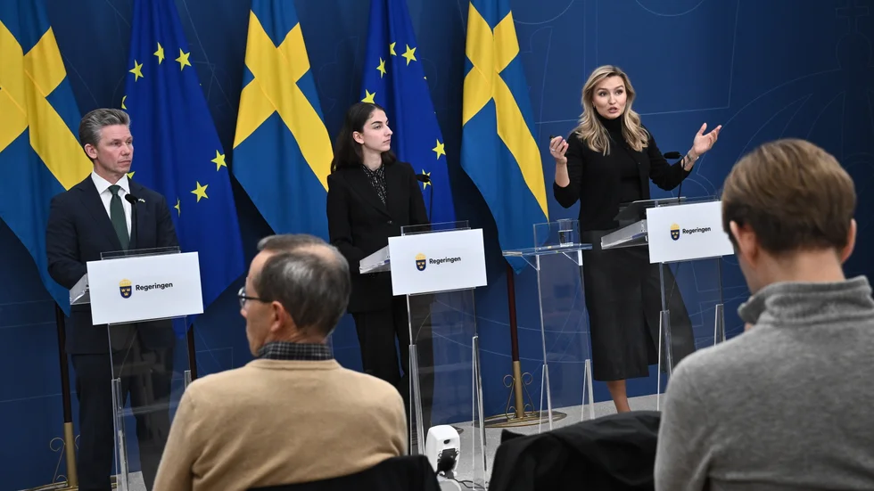 Miljöminister Romina Pourmokhtari (L), energi- och näringsminister Ebba Busch (KD) samt försvarsminister Pål Jonson (M) under måndagens pressträff.