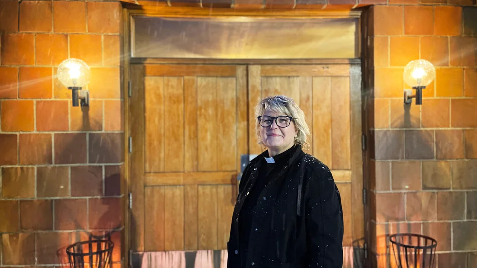 "Om man tittar ut över alla ljuslågor på kyrkogården, ser man ett hav av kärlek, längtan, saknad, sorg och minnen", säger Yvonne Nordqvist, präst på Mjölkudden i Luleå.