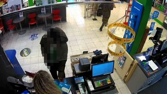 Piteåbon skulle skicka 80 000 kronor i ett paket. Då ringde personal på Stora Coop polisen.