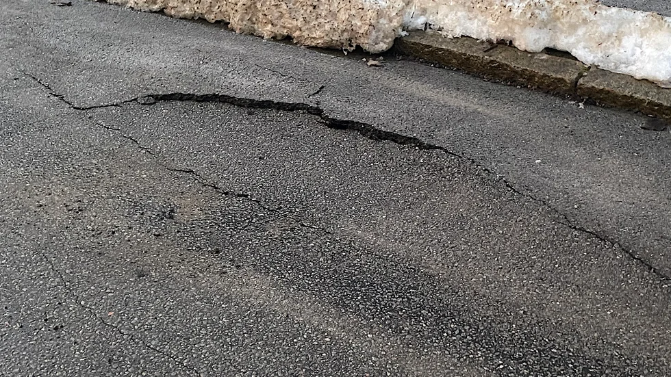 En vattenläcka uppstod på Lustigkullevägen under torsdagskvällen. Motala kommun planerar åtgärd under fredagen.