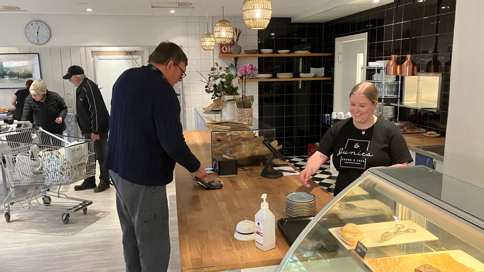 Sven-Gunnar Edström såg till att vara först ut med att fika på nya caféet. Några timmar senare kom han även tillbaka för lite lunch och en fika till. 