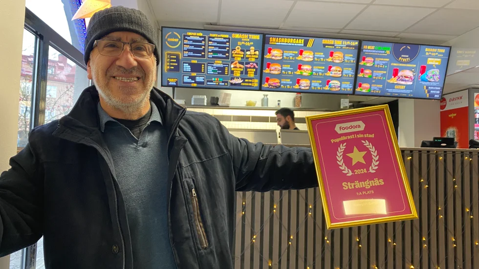 Ägarna av Smashat berättar att man fick in många nya kunder när Burgerdudes lista publicerades. Här är en inramad utmärkelse från Foodora när Smashat vann priset som populärast i sin stad.