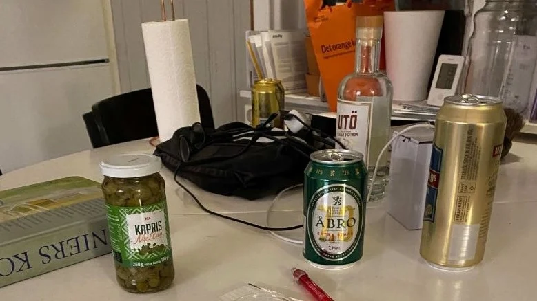 De två grannarna ska ha blivit bjudna på öl och sprit efter att ha utfört ett svetsjobb åt den åtalade mannen.