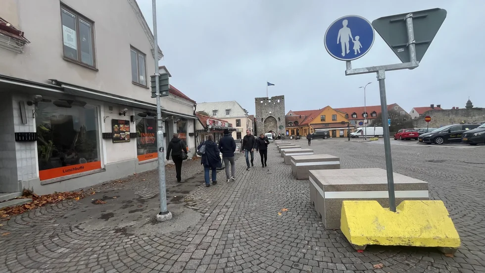 I oktober placerades granitblocken vid Östercentrum för att skapa en gångbana.