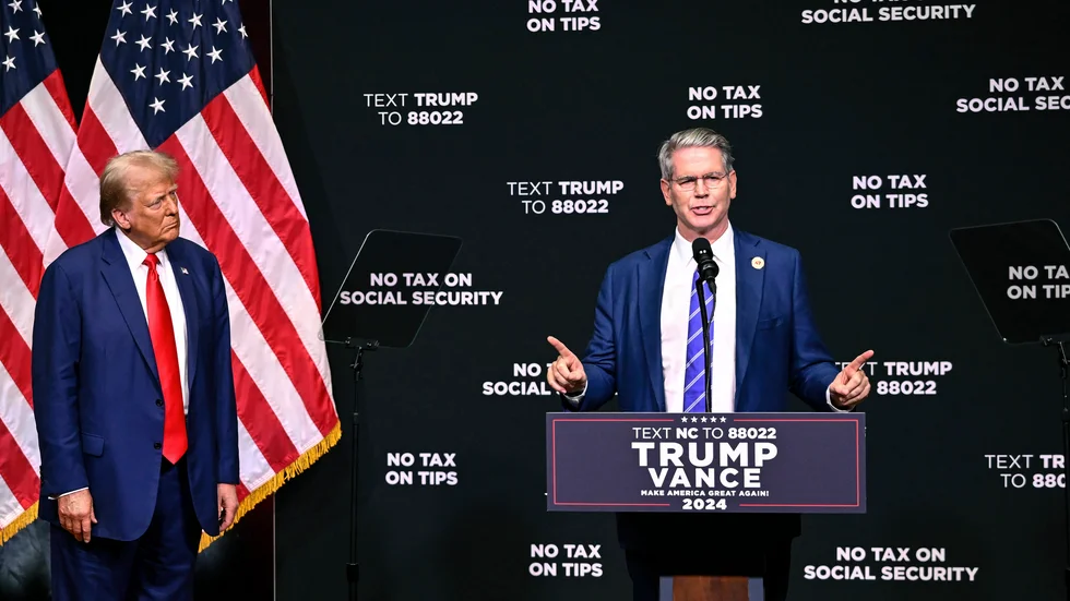 Donald Trump lyssnar på Scott Bessent under ett kampanjmöte i North Carolina i augusti. Arkivbild.