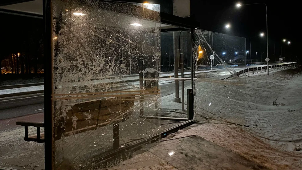 Tre tonåringar har åtalats för att ha vandaliserat en busskur i Ljungsbro. (Bilden är hämtad ur förundersökningen.) 