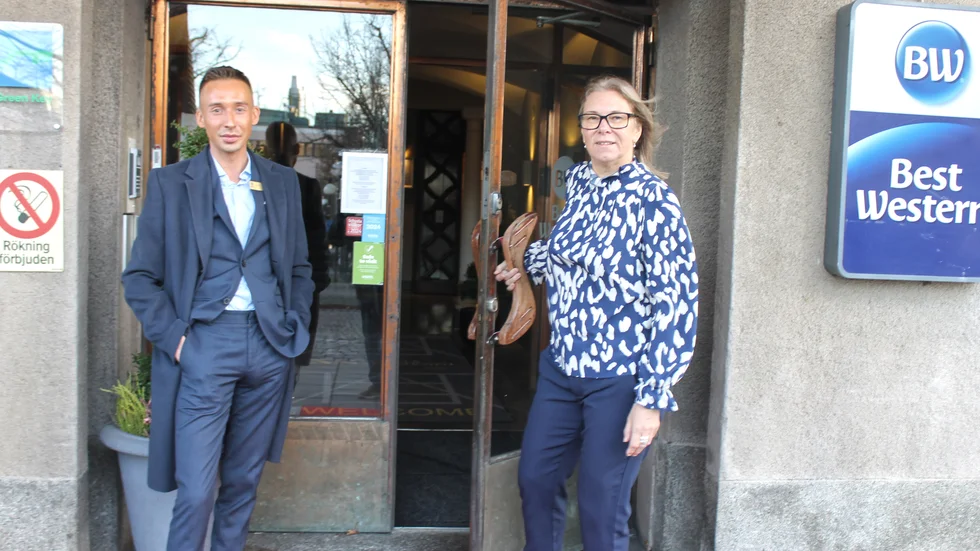 Sedan förra året har Best Western Motala Stadshotell och Motala Folkets Hus ett samarbete om konferenser. På bilden ses Simon Molander, hotellchef på Best Western Motala Stadshotell och Jessica Björk, vd på Motala Folkets Hus. 