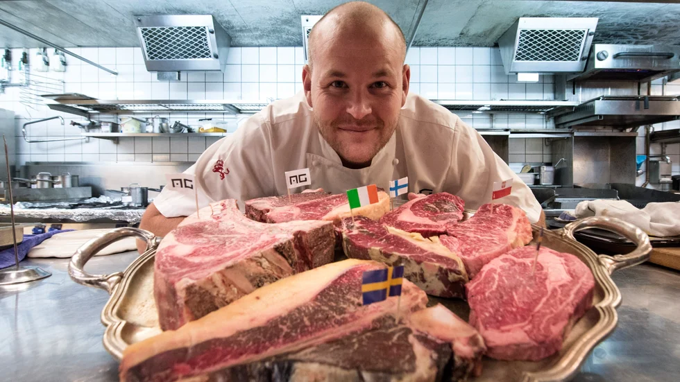 Kocken Johan Jureskog med en del av sina råvaror.