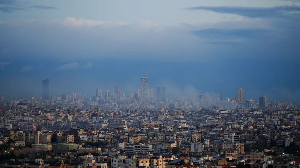 Beirut vaknar till vapenvila på onsdagsmorgonen. Rök stiger från platser som attackerats innan överenskommelsen mellan Israel och Hizbollah trädde i kraft.