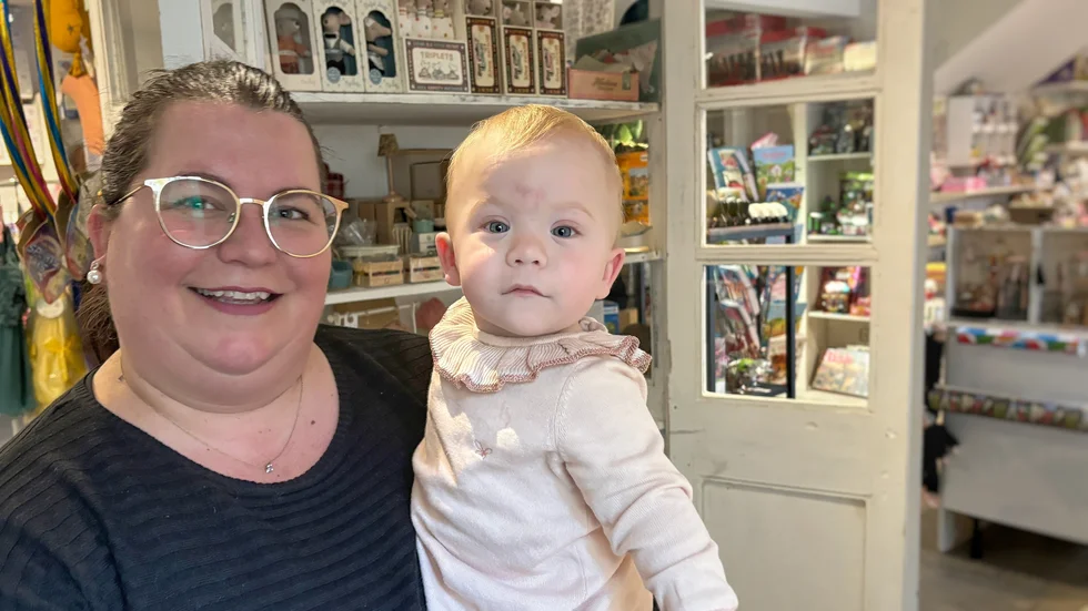 Lilla Vendela får snart en mamma som har en egen leksaksaffär. Anna Samuelsson var tvungen att säga ja när möjligheten nu gavs att ta över butiken på Munkhagsgatan.