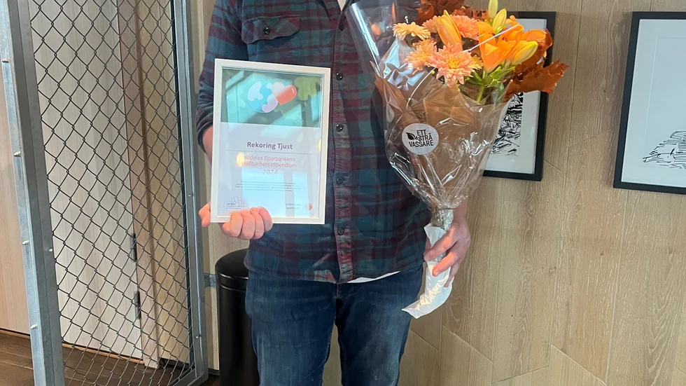 Erik Askenberger är administratör och grundare av gruppen Rekoring Tjust. Här med blommor och diplom vid stipendieutdelningen.