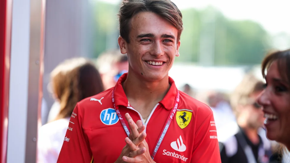 Dino Beganovic kör sina första Formel 2-varv under fredagen. 