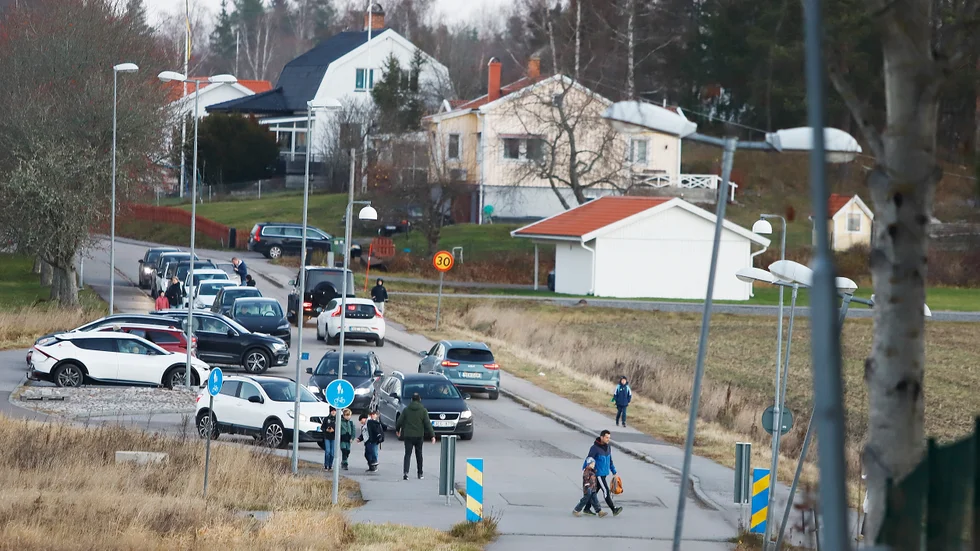 Trafiksituationen är ofta kaotisk vid Mesta skola på morgnarna. Det säger både skolpersonal, föräldrar och närboende.