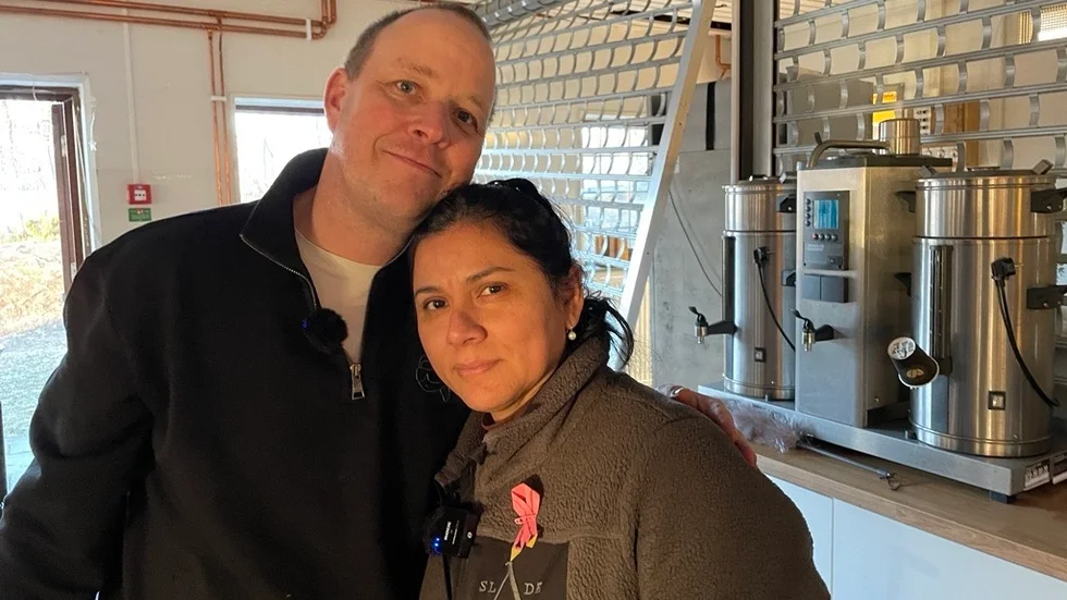 Tuff start på dagen för restaurangägarna Alexander Meier och Lourdes Martinez de Meier. "Det är bara att kämpa vidare", säger de båda. 