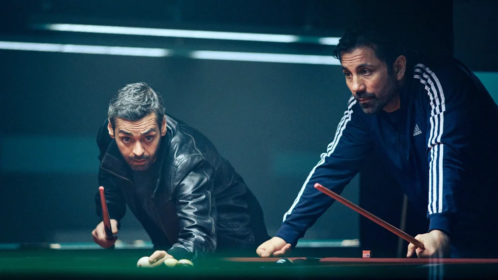 Ardalan Esmaili och Mahmut Suvakci spelar huvudrollerna i Netflix filmatisering av Jonas Bonniers bäststäljare "Helikopterrånet" om rånet mot värdedepån i Västberga.