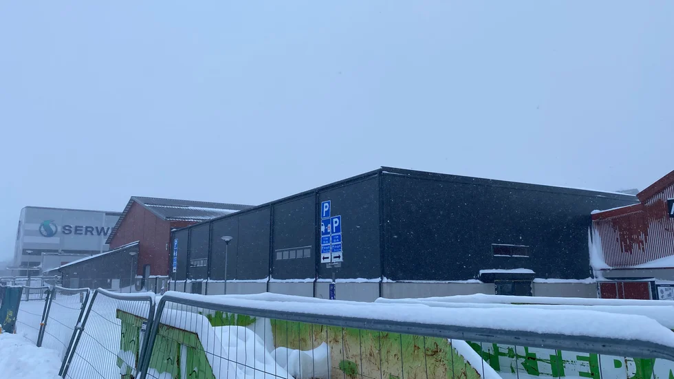 D-hallen är var i stort sett färdigbygg när Serneke Sveriges konkurs kom och bygget stannade. Men inom ett halvår ska den stå klar enligt Thomas Perslund, VD för Uppsala arenor och fastigheter. 