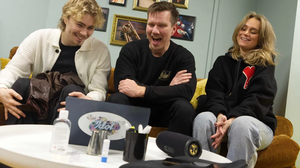 Producenten Tomas Schubert och Victoria Monrad spelar upp lördagens inslag för Leo Tekiel för att han ska få en chans att se på materialet innan det går ut i direktsändning.