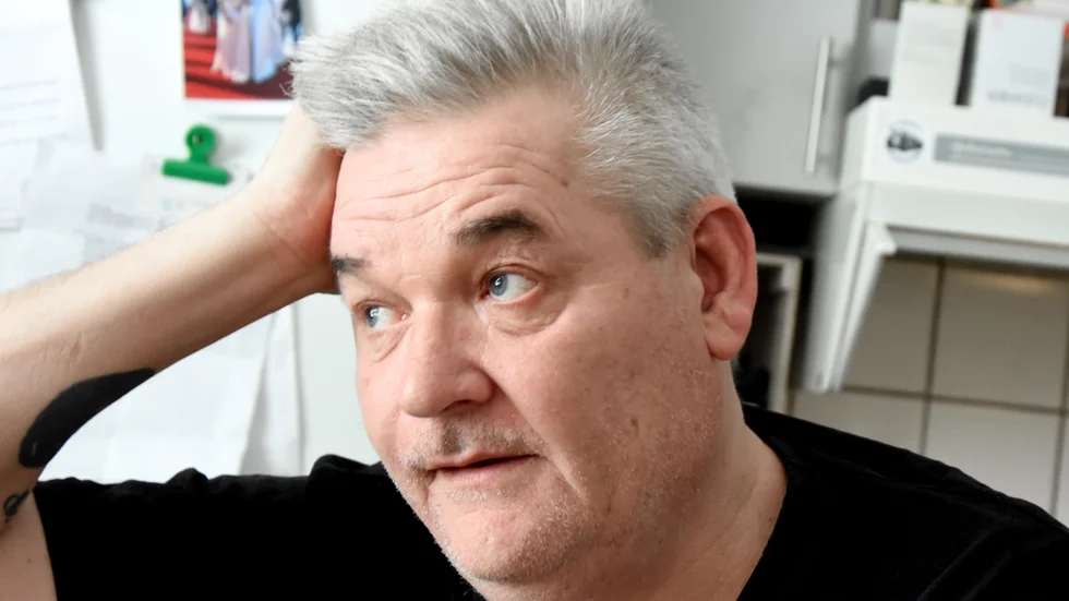 Mikael Hedlund är trots sin skada i grunden en positiv person som tror att det mesta går att lösa. Men han är mycket besviken över kommunens agerande. 