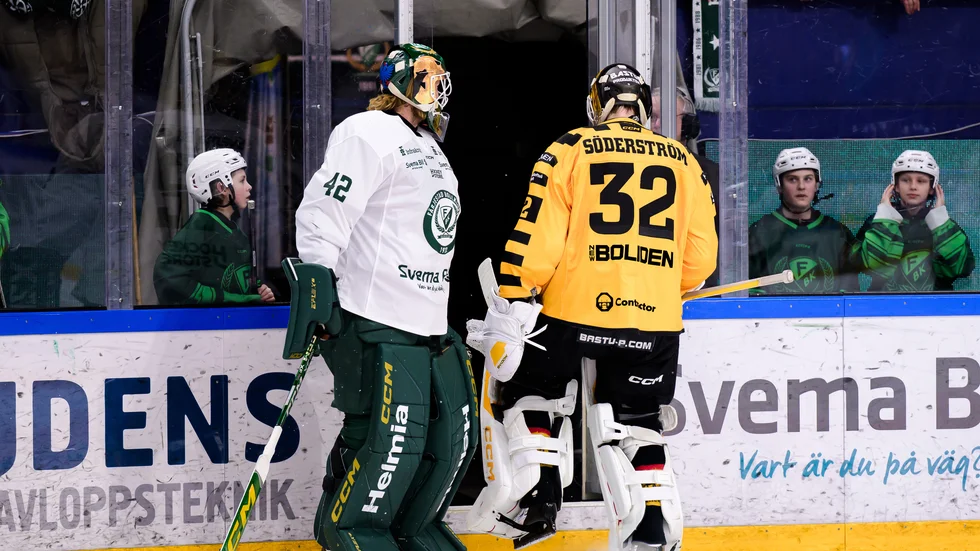 Linus Söderström fick puckar skjutna emot sig när han lämnade isen efter uppvärmningarna inför både SM-kvartsfinal 1 och 2.
