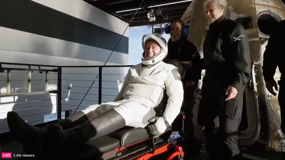 Butch Wilmore får hjälp ut ur Space|X-kapseln och rullar iväg. Nu behöver han lära sig att gå igen.