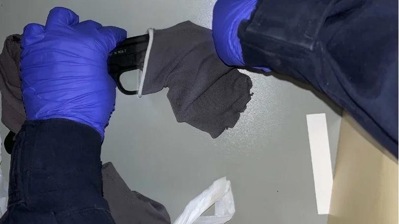I en byrålåda hittades en modifierad startpistol.
