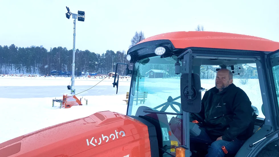 Krister Wallmark arbetar med isbanans underhåll och även den nya isytan vid Hälsans Hus. Efter nyår har det varit mycket aktivitet på ytan som använts flitigt av skolorna men även allmänheten får använda den upplysta platsen.