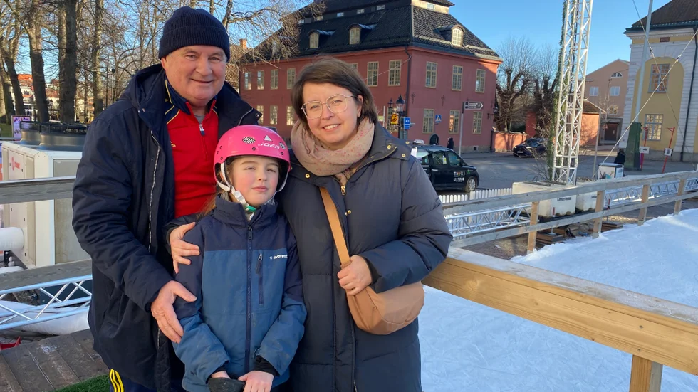 Carmen Granström tillsammans med Olivia Granström och Nicu Gheorghiu tycker att det behövs fler platser för barn och unga i centrala Nyköping.