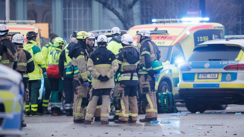 Alla pojkar och män blir inte våldsutövare. Långt ifrån alla. Men de som blir det har på ett eller annat sätt blivit svikna – eller upplevt sig svikna – av samhället. På bild: Polisinsatsen vid skolskjutningen på Risbergska skolan i Örebro.