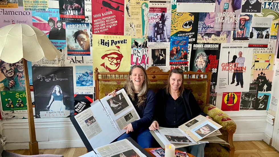 Väggarna i de övre rummen på Reginateatern är tapetserade med affischer från svunna tider. Maria Nilsson (till höger) har varit med ända sedan starten, vilket i viss mån även gäller för Sandra Jogenby.
