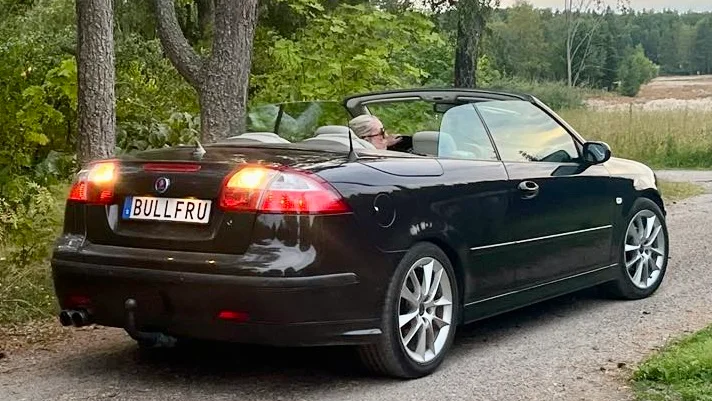 Åsa Lundberg kör sin Saab cabriolet under sommarhalvåret. Under vintern står den i garaget. "Jag är rädd om den", säger hon.