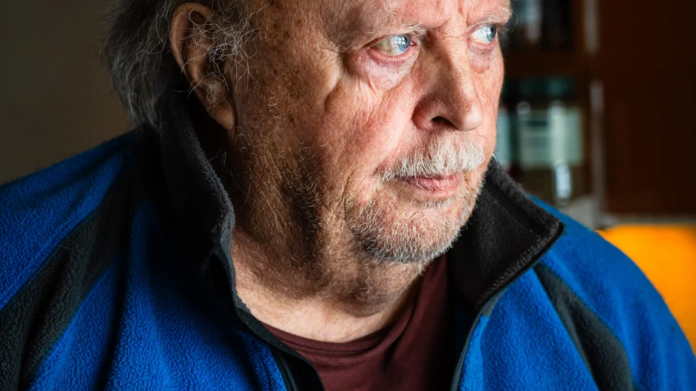 Göran har begärt att få hjälp av Kronofogden för att vräka hyresgästerna. 