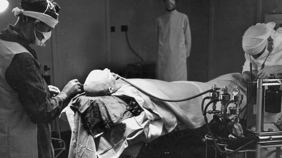 Bilden är tagen 1947 på ett engelskt sjukhus och visar hur en patient förbereds för lobotomi. (Arkivbild)