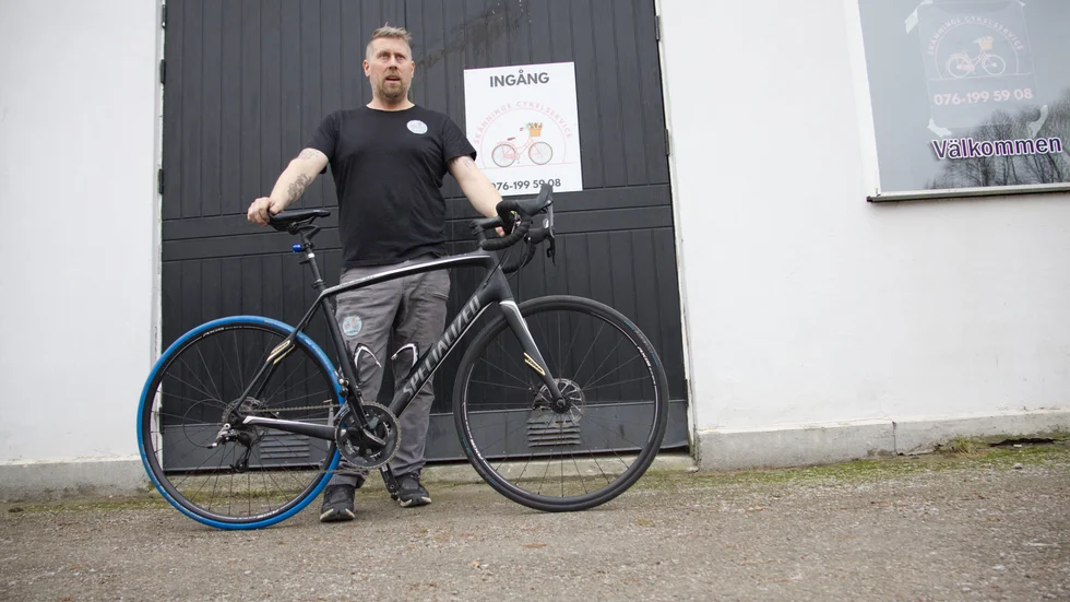 Än så länge står de flesta cyklarna kvar i garaget hemma hos Mike Karlberg. Men inom kort fylls lokalen på Järnvägsgatan på.