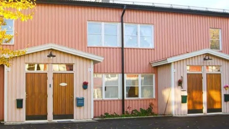 De rosa husen som inte fick målas enligt de boendes önskemål. Bilden är från 2002.