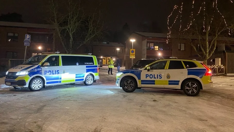 Enligt uppgifter från en granne ska en man ha blivit påhoppad av flera killar. När grannen gick ut för att stoppa bråket fick han en pistol riktad mot sig. "Då backar man", säger han till UNT.