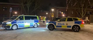 Stor polisinsats i Gottsunda – man ska ha blivit pistolhotad 