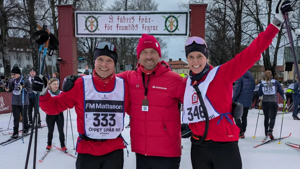 Stefan Götesson, Karin Börjeskog och deras tränare landslagsåkaren Johan Ohlsson efter målgång i Mora.