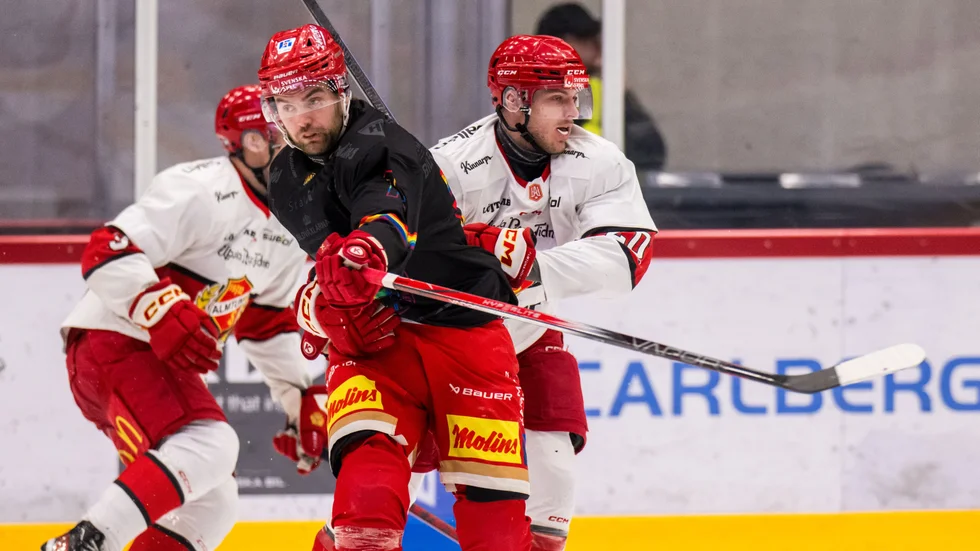 Almtunas Joel Thulin (t h) i en match mot Kalmar. Nu möter man Mora på hemmaplan.